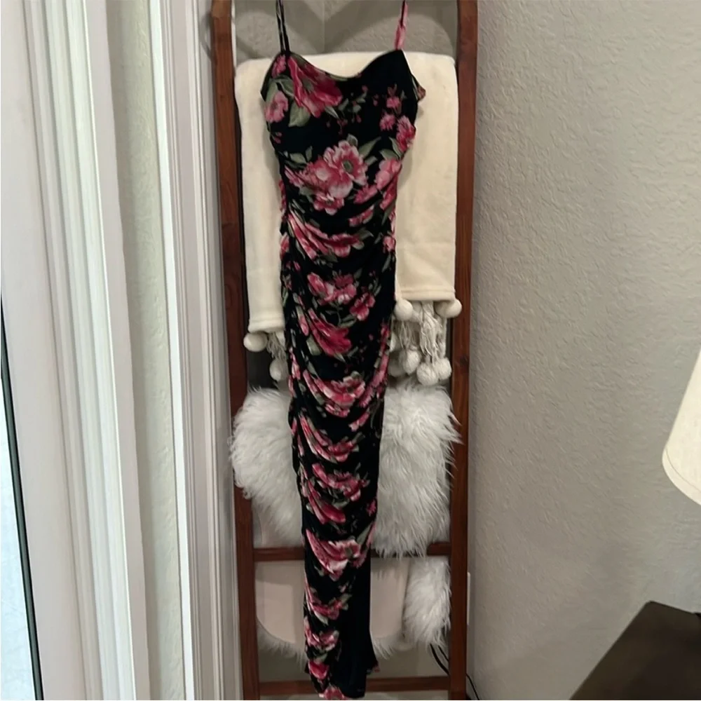 Lulu’s Stun and Only Black Floral print ruched bodycon midi dress. Small - Picture 2 of 6